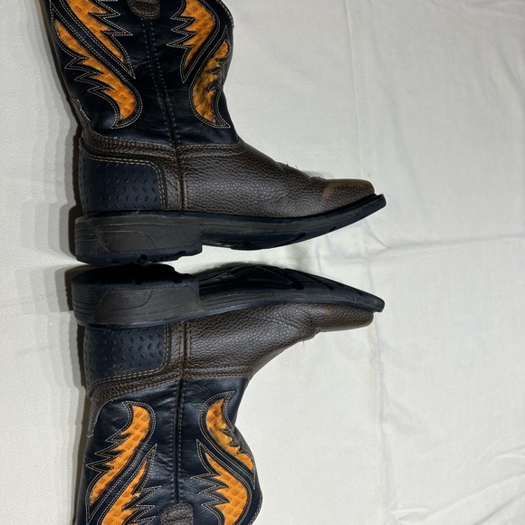 ARIAT SIZE 3 - Picture 10 of 16